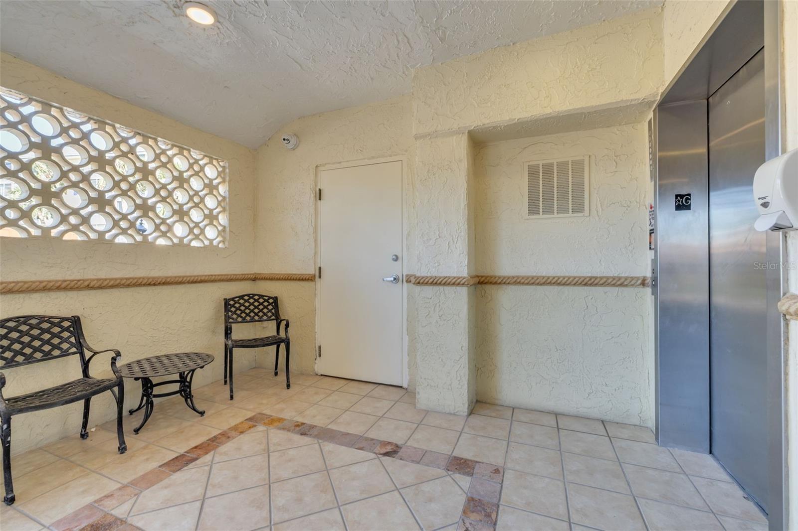 Image 24 of 69 For 8710 Midnight Pass Road 501b