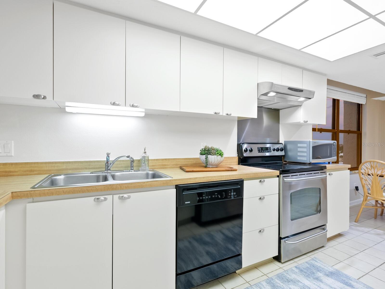 Image 21 of 62 For 5790 Midnight Pass Road 510