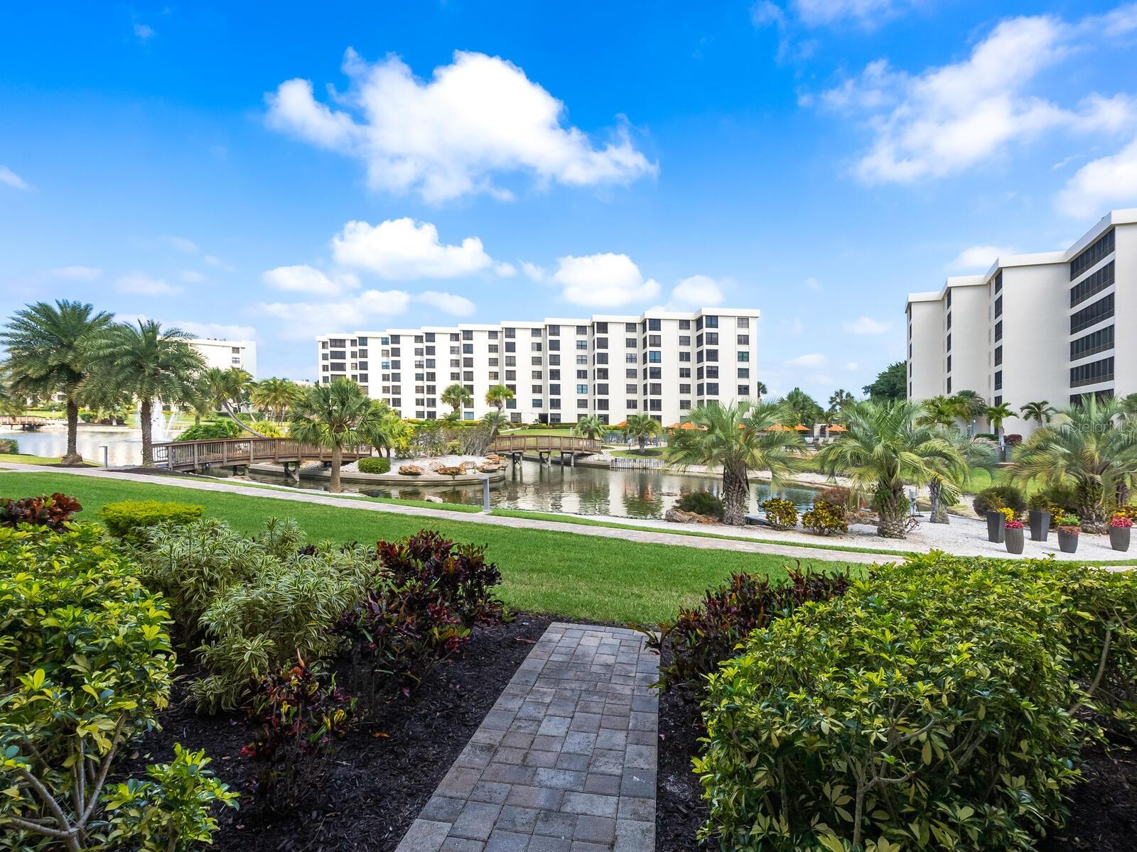 Image 41 of 62 For 5790 Midnight Pass Road 510