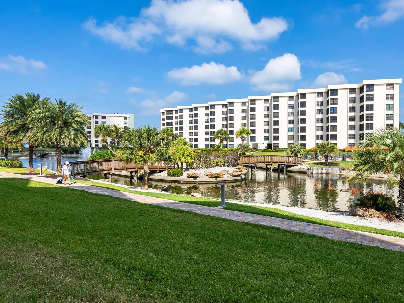 Image 42 of 62 For 5790 Midnight Pass Road 510