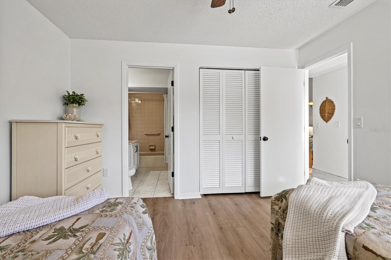 Image 21 of 50 For 5354 Myrtle Wood  50