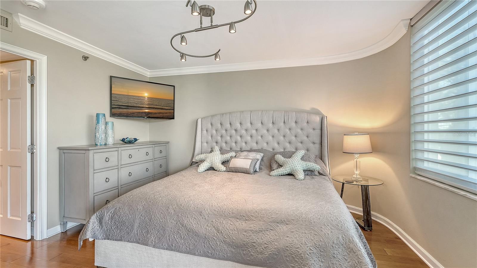 Image 26 of 40 For 775 Longboat Club Road 204