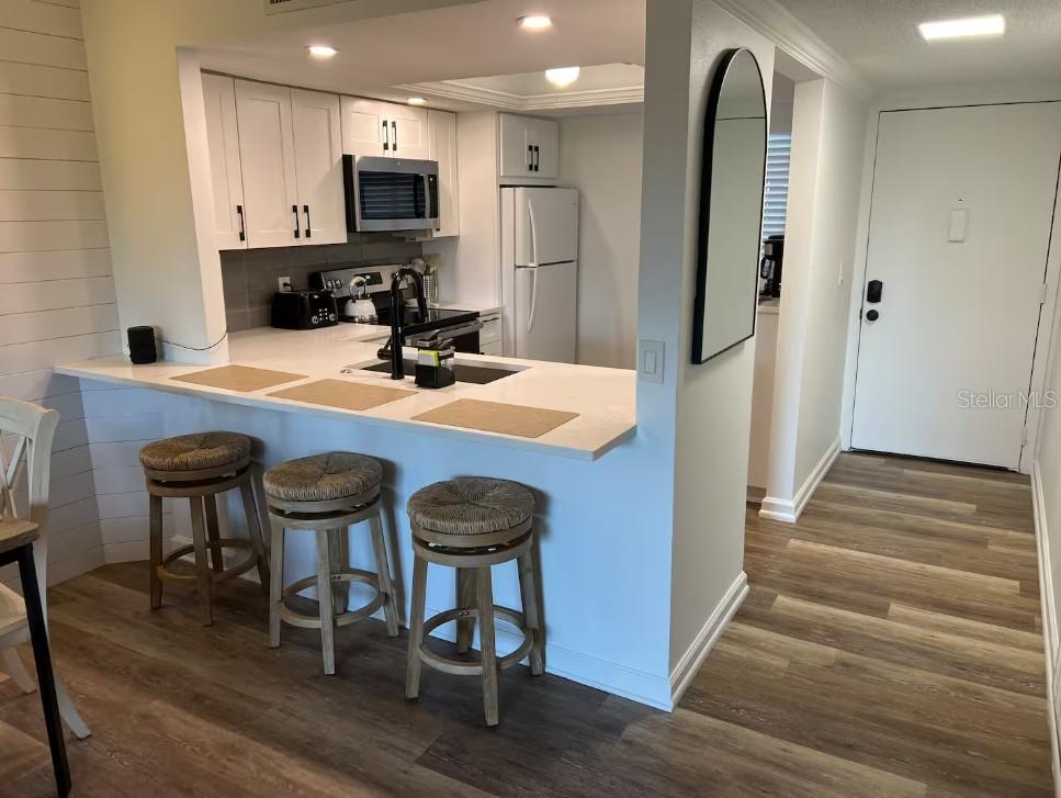 Image 18 of 45 For 3700 Beneva Road 601-613