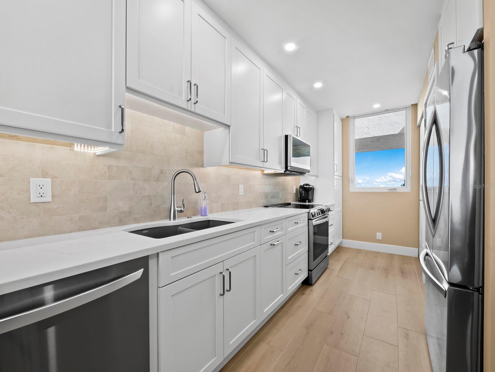 Image 6 of 57 For 1135 Gulf Of Mexico Drive 605