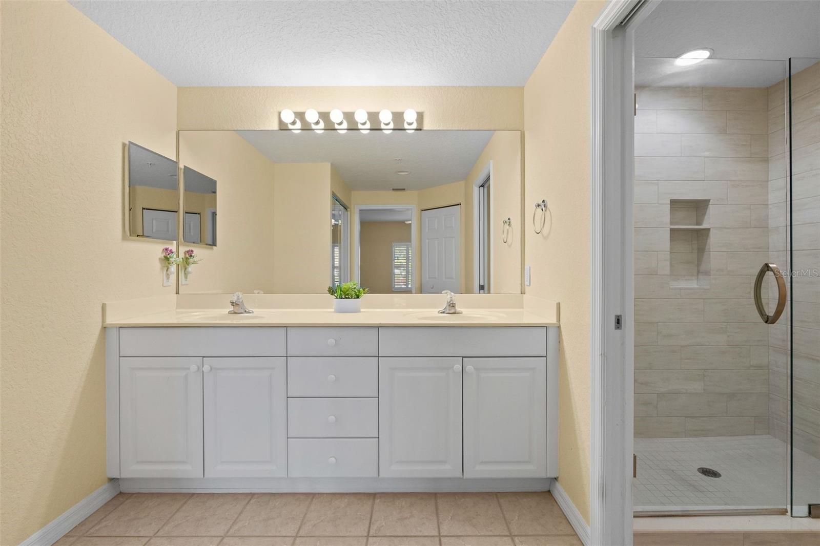 Image 29 of 95 For 7123 Strand Circle