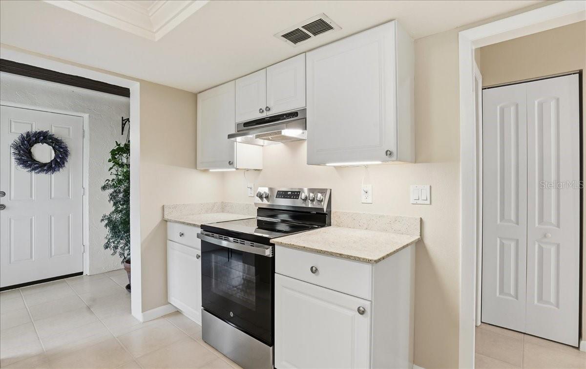 Image 18 of 39 For 3908 Center Gate Circle 27