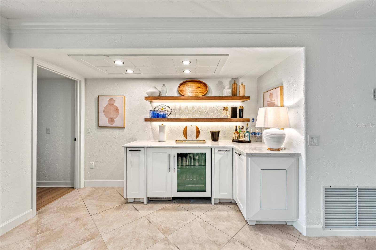 Image 15 of 75 For 5880 Midnight Pass Road 210