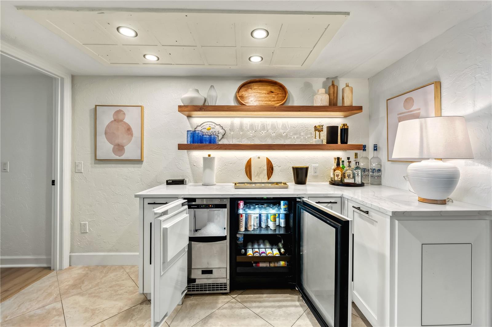 Image 16 of 75 For 5880 Midnight Pass Road 210