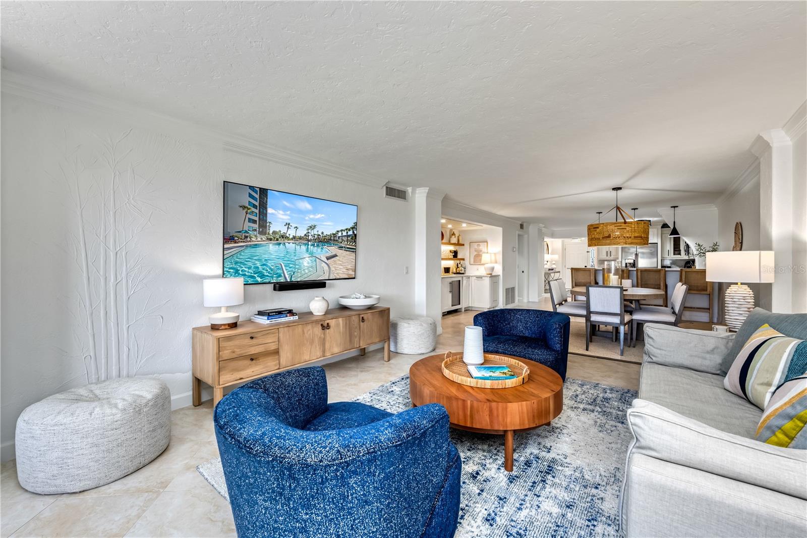 Image 17 of 75 For 5880 Midnight Pass Road 210