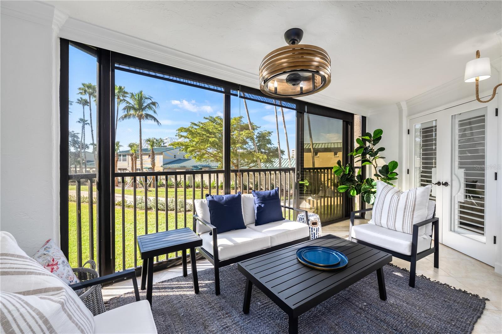 Image 23 of 75 For 5880 Midnight Pass Road 210