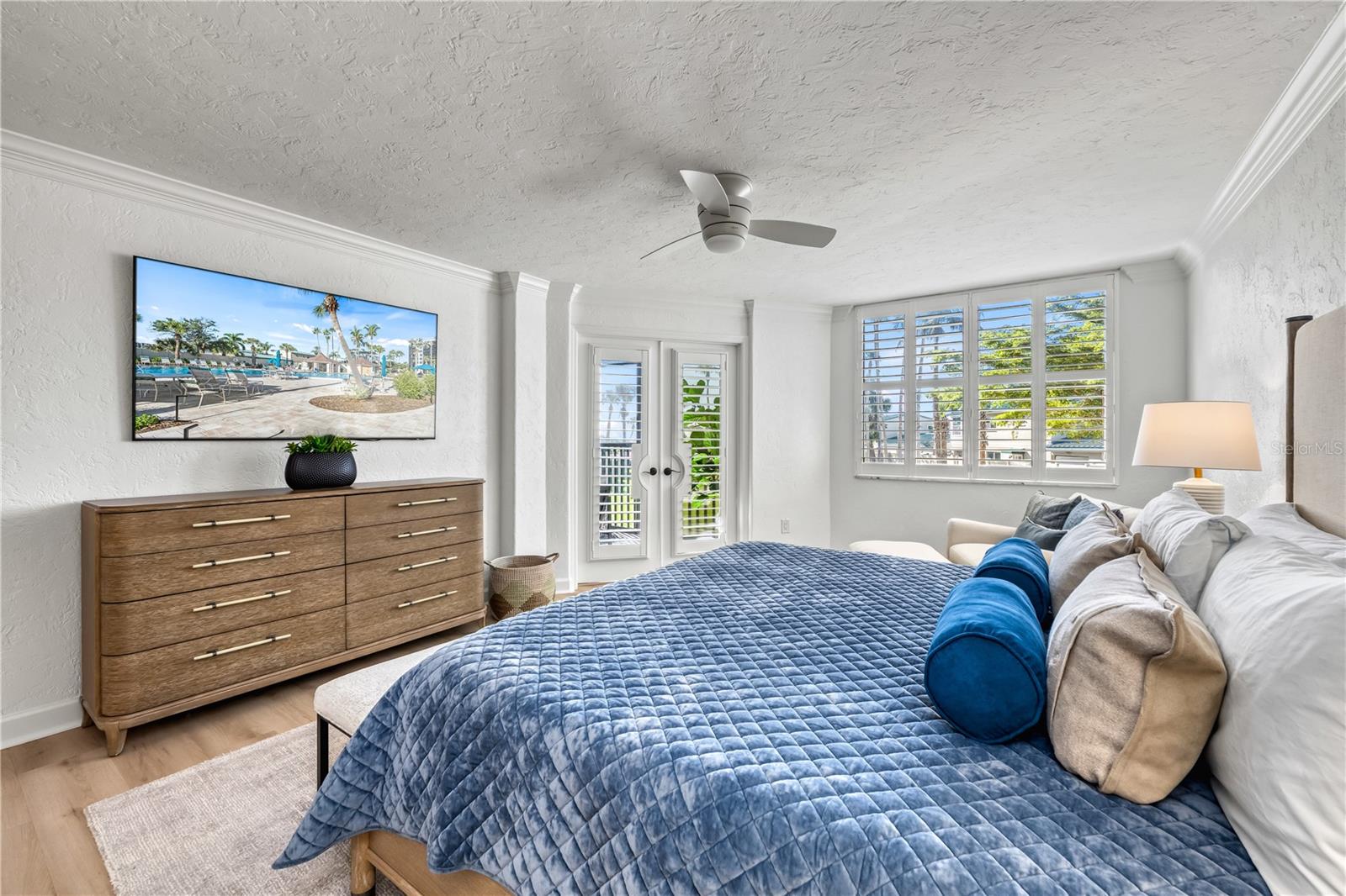 Image 24 of 75 For 5880 Midnight Pass Road 210