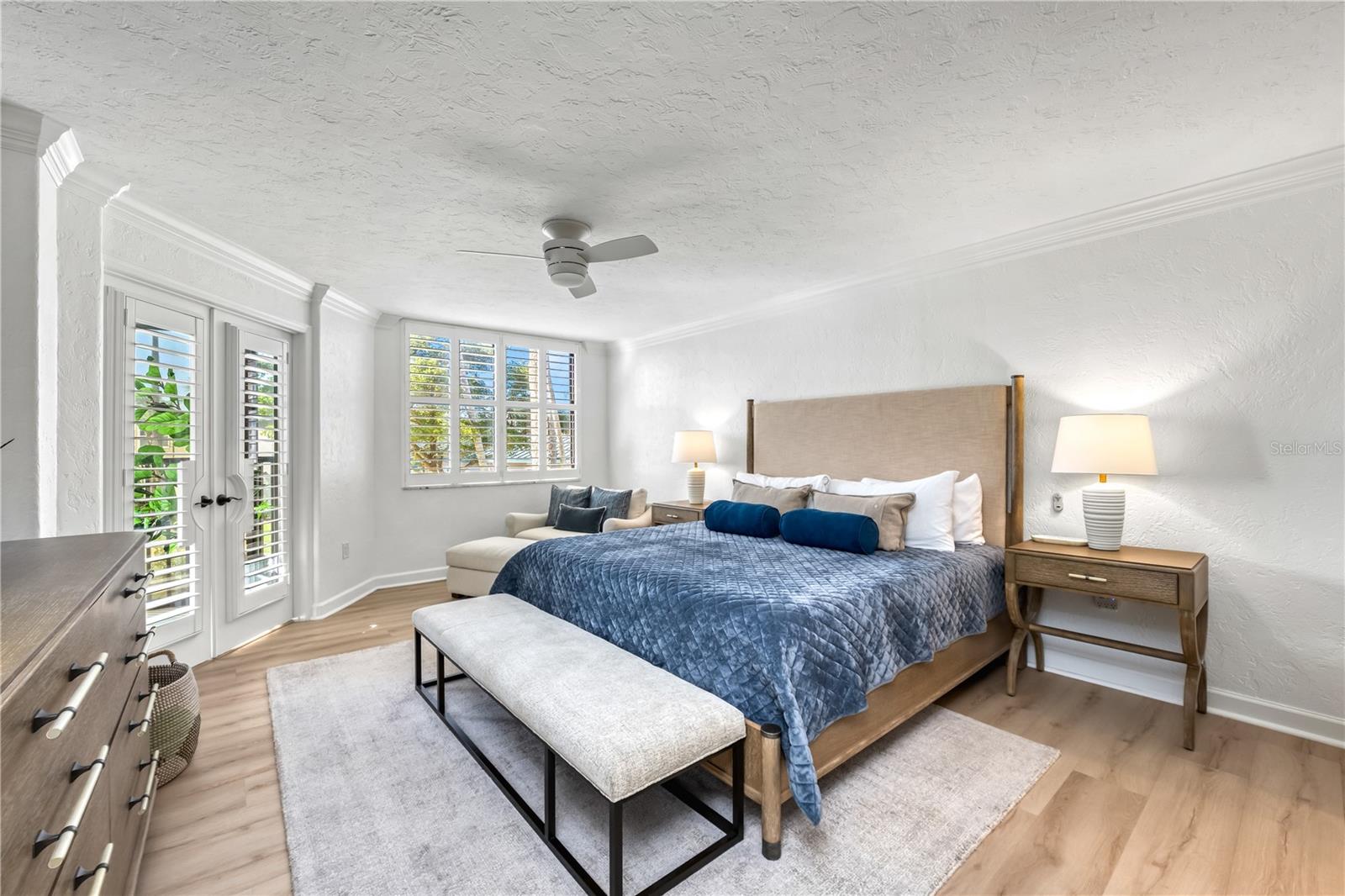 Image 25 of 75 For 5880 Midnight Pass Road 210