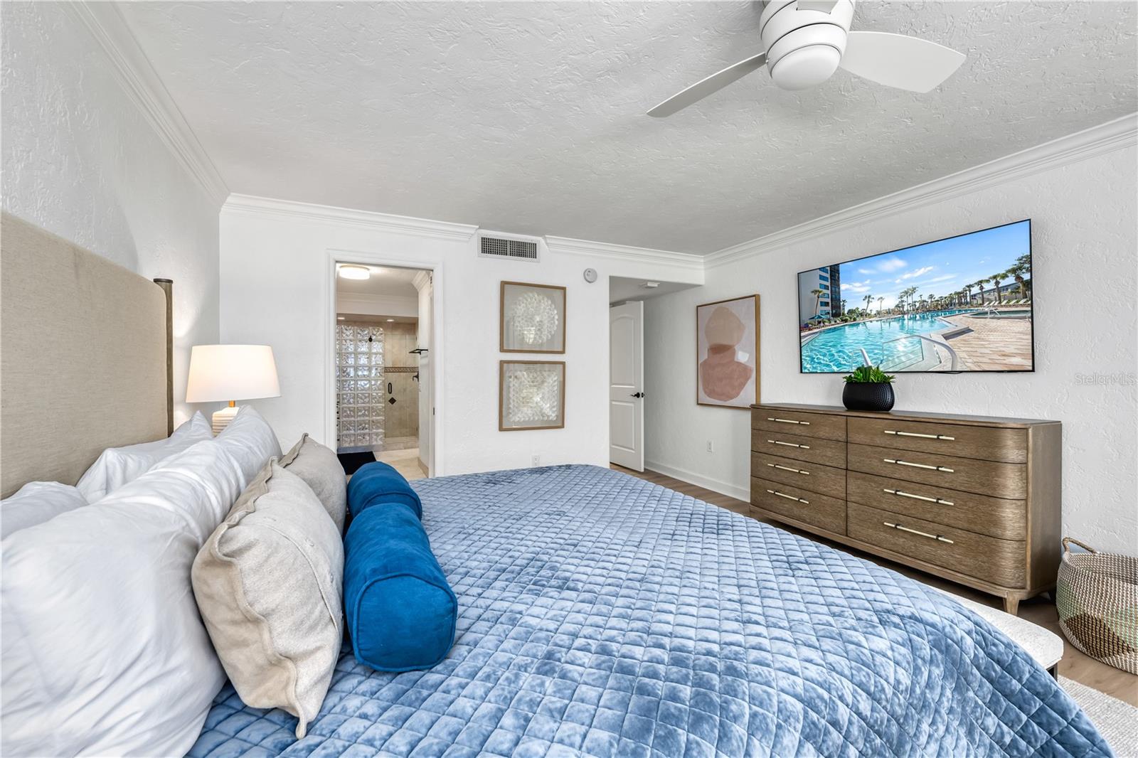 Image 26 of 75 For 5880 Midnight Pass Road 210