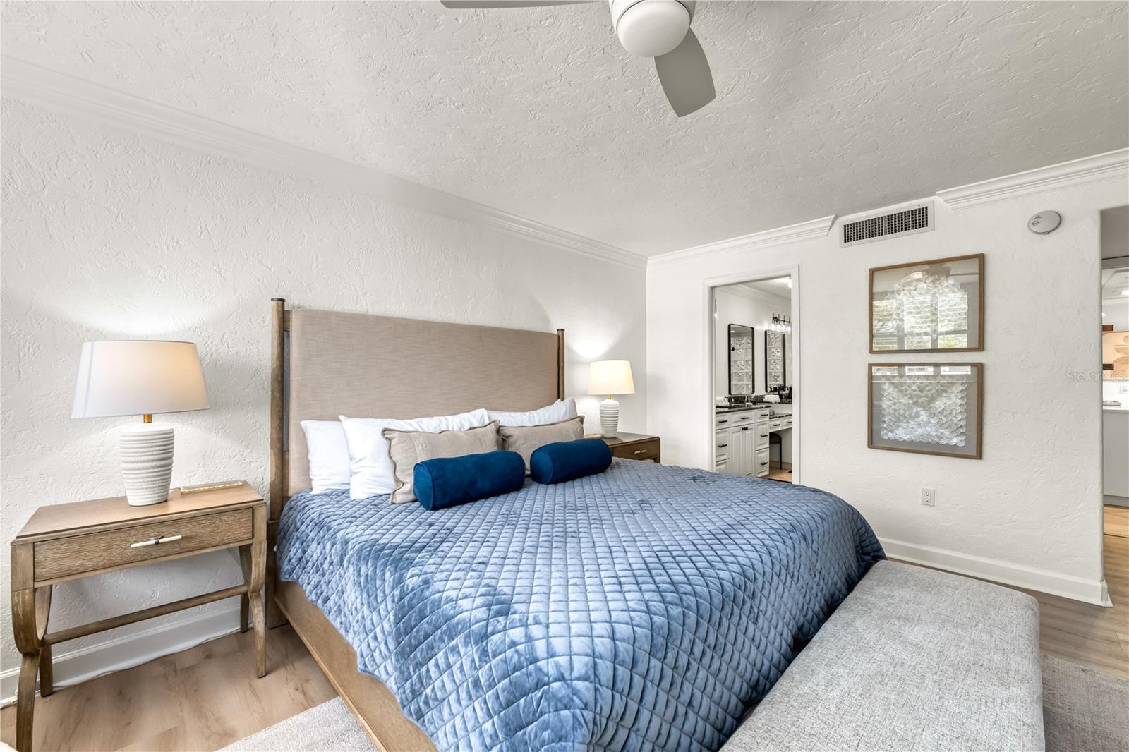 Image 27 of 75 For 5880 Midnight Pass Road 210