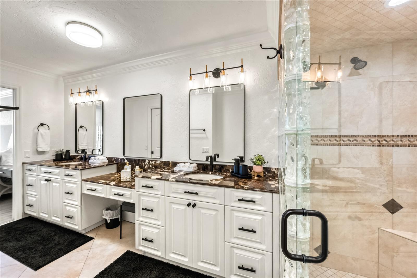 Image 29 of 75 For 5880 Midnight Pass Road 210