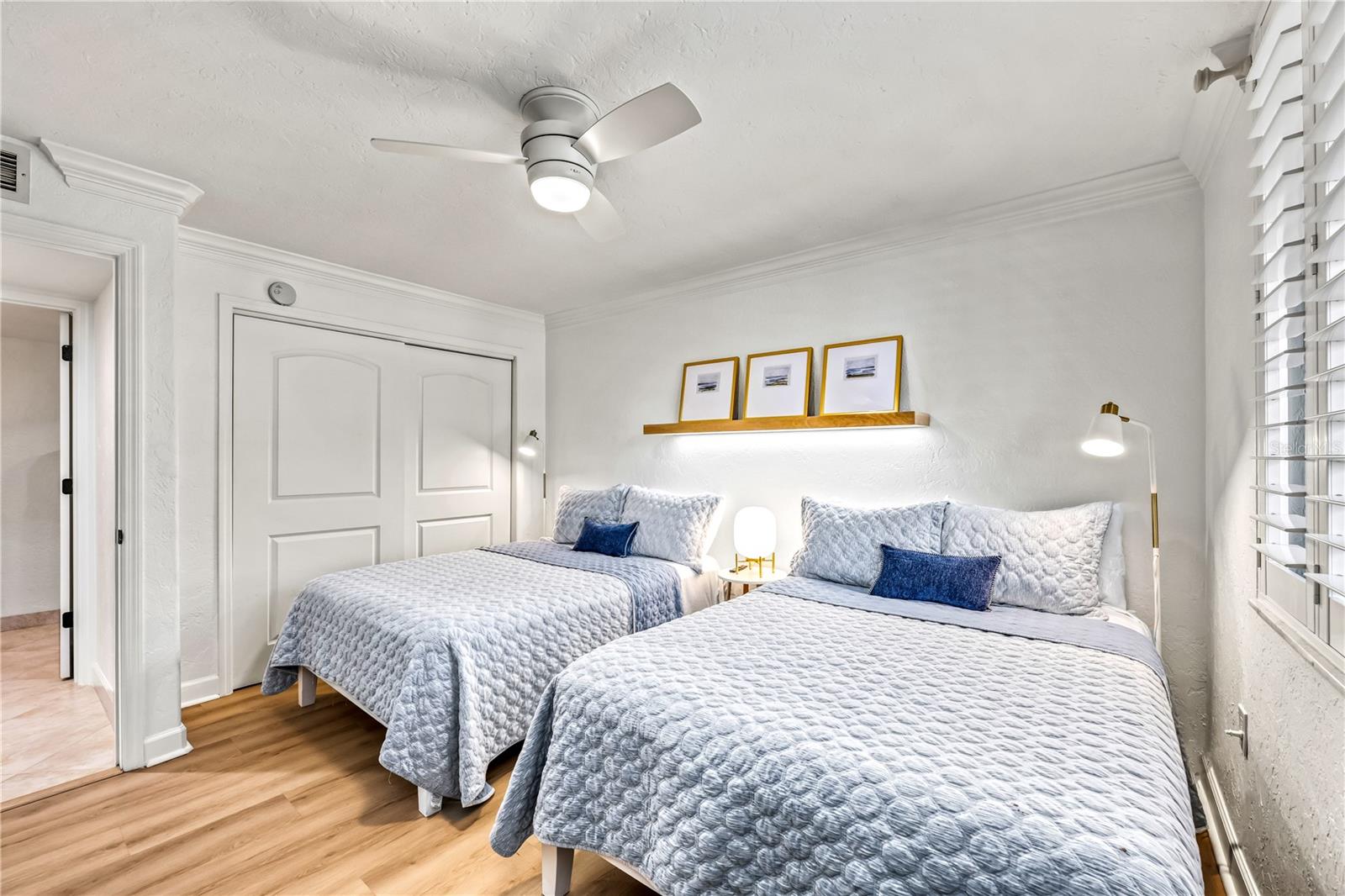 Image 31 of 75 For 5880 Midnight Pass Road 210