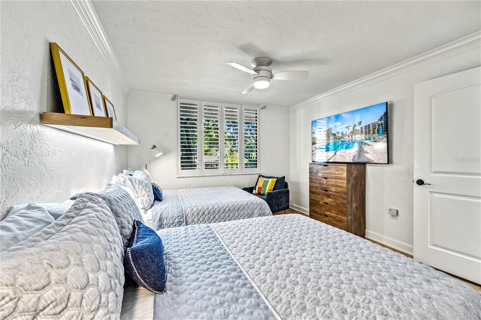 Image 32 of 75 For 5880 Midnight Pass Road 210