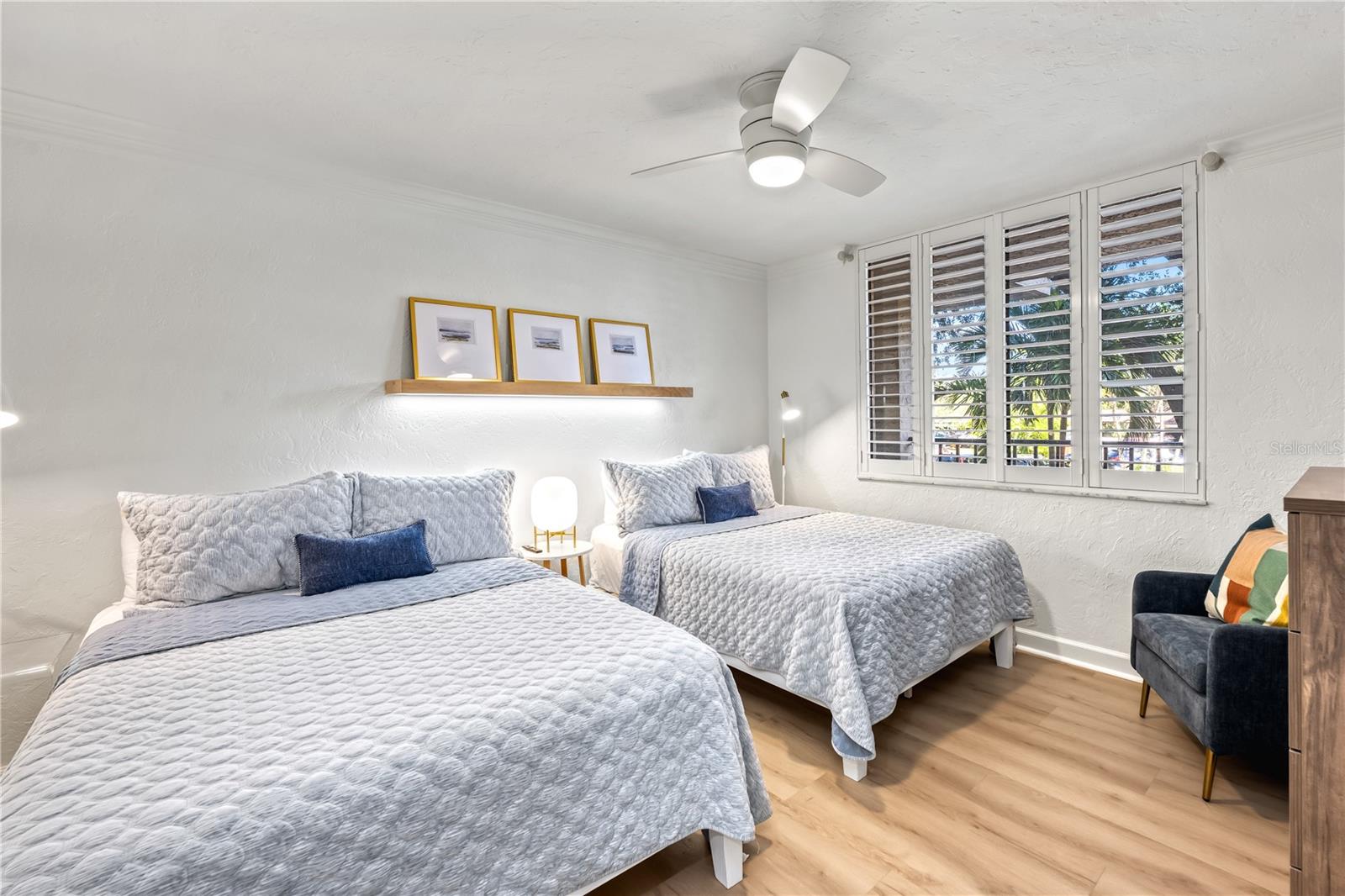 Image 33 of 75 For 5880 Midnight Pass Road 210