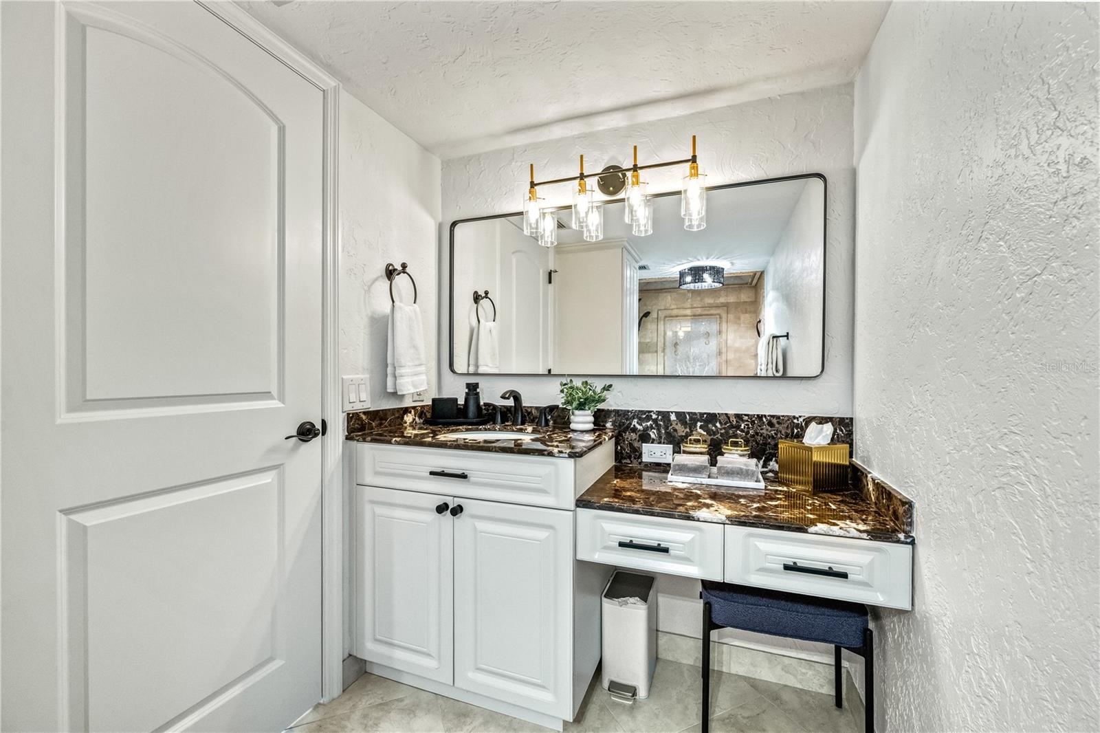 Image 34 of 75 For 5880 Midnight Pass Road 210