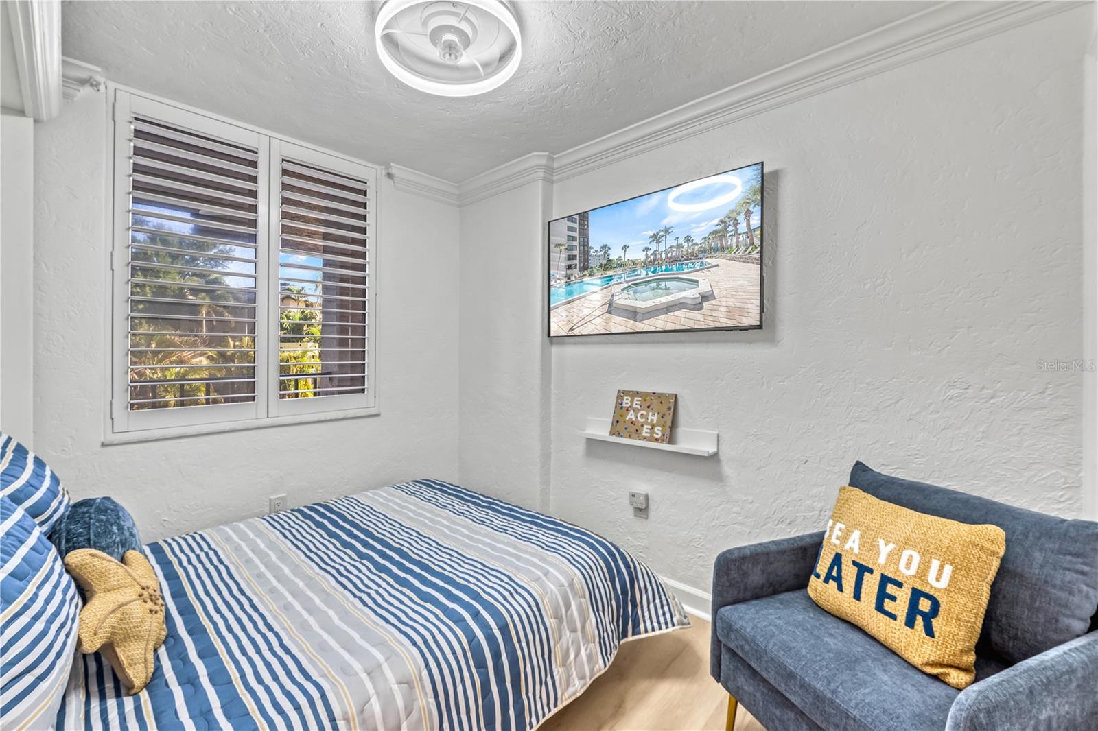 Image 38 of 75 For 5880 Midnight Pass Road 210