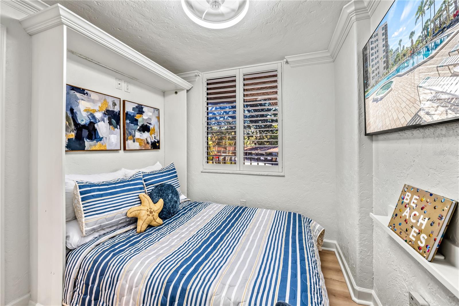 Image 39 of 75 For 5880 Midnight Pass Road 210