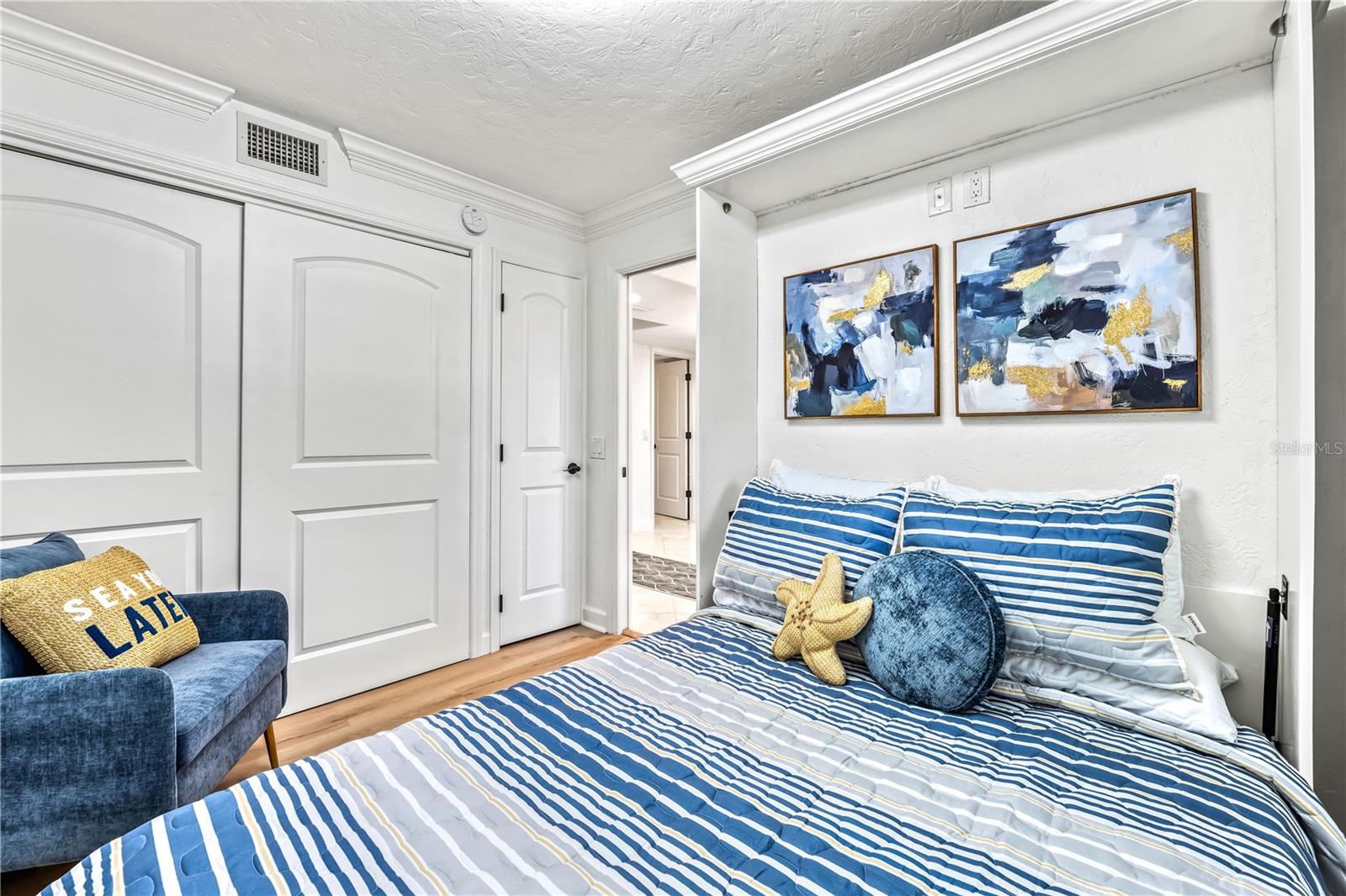 Image 40 of 75 For 5880 Midnight Pass Road 210