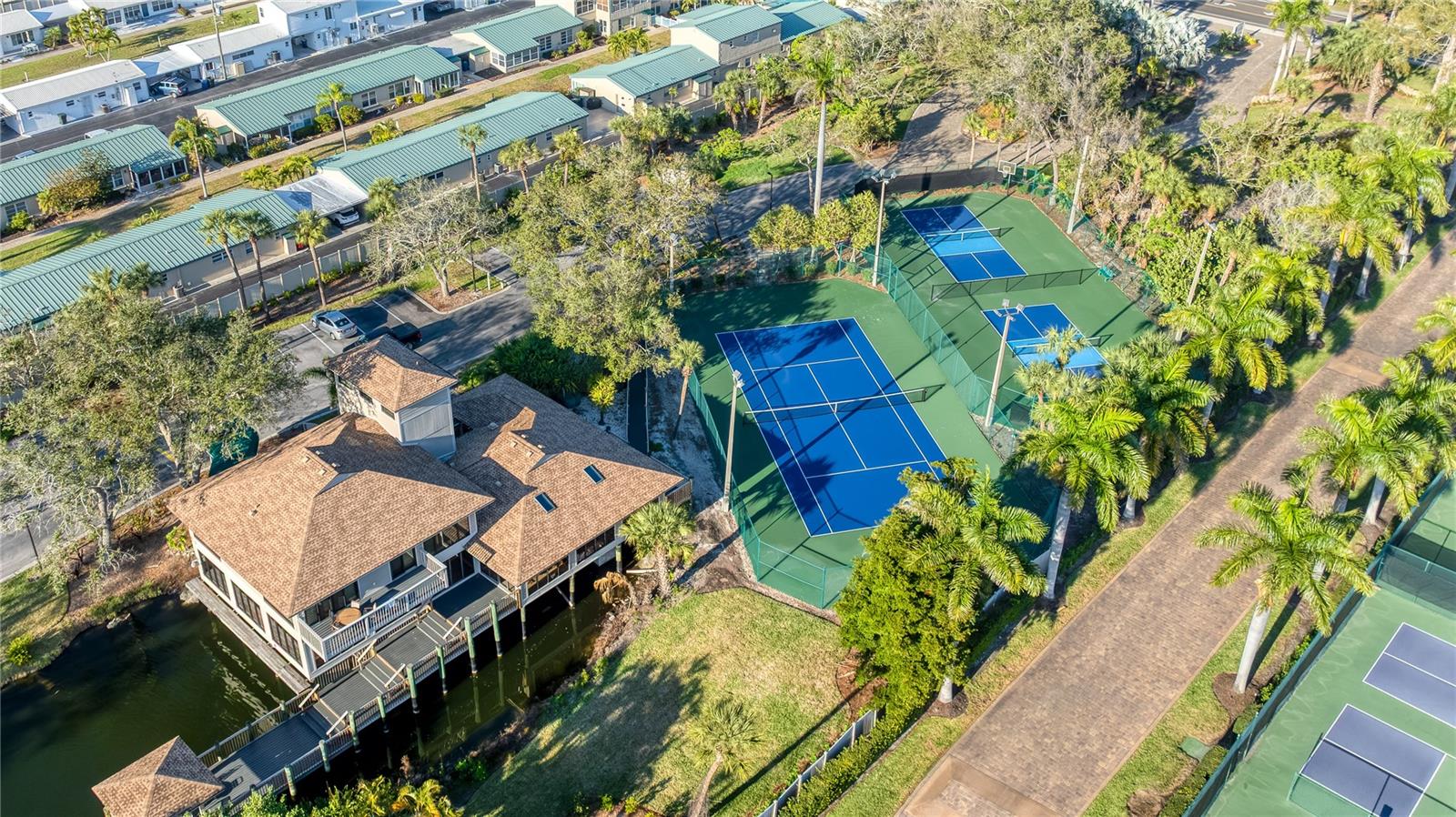 Image 61 of 75 For 5880 Midnight Pass Road 210