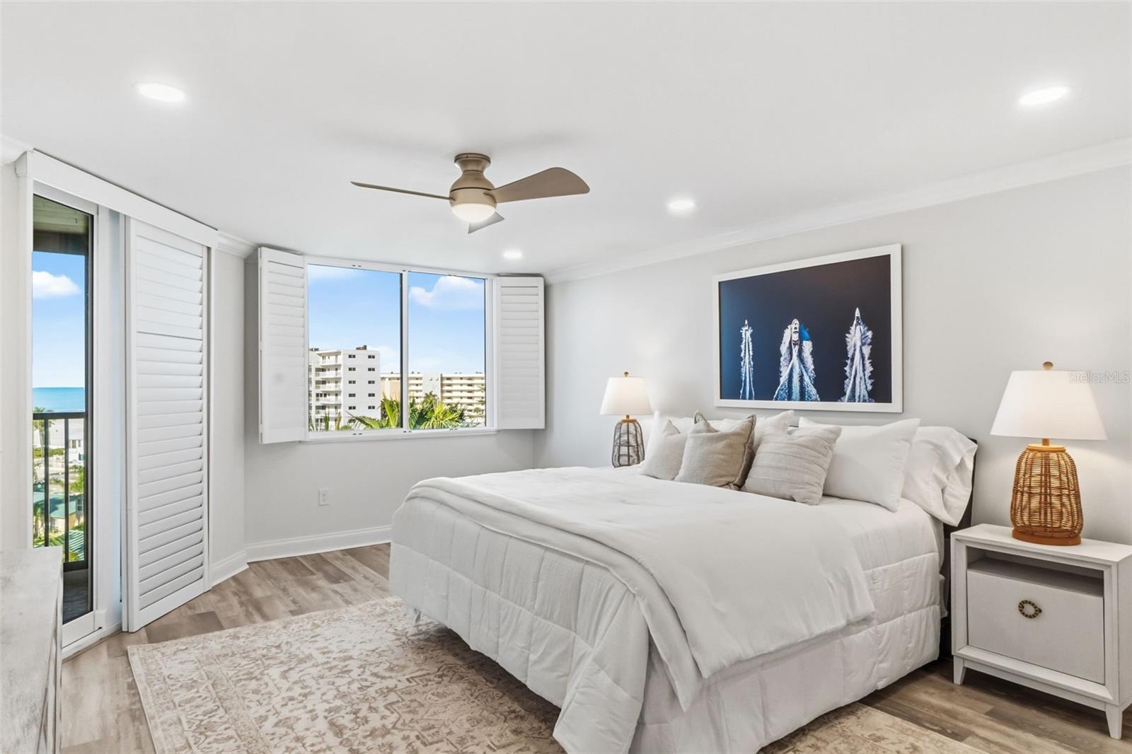 Image 17 of 52 For 5880 Midnight Pass Road 710