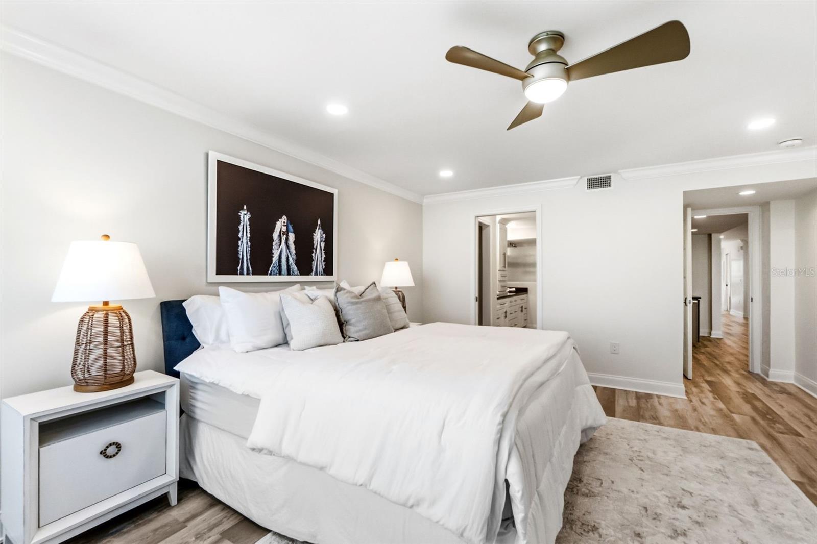 Image 18 of 52 For 5880 Midnight Pass Road 710