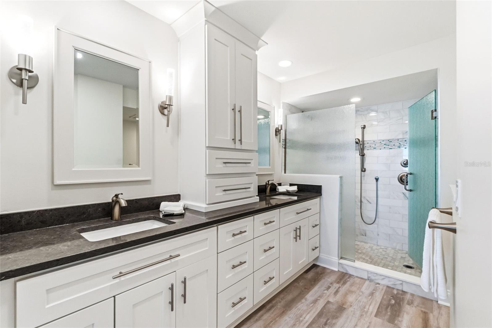 Image 20 of 52 For 5880 Midnight Pass Road 710