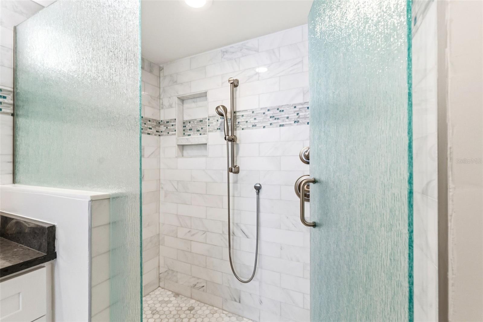 Image 21 of 52 For 5880 Midnight Pass Road 710