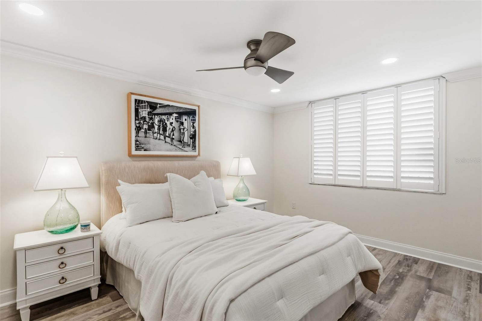 Image 22 of 52 For 5880 Midnight Pass Road 710