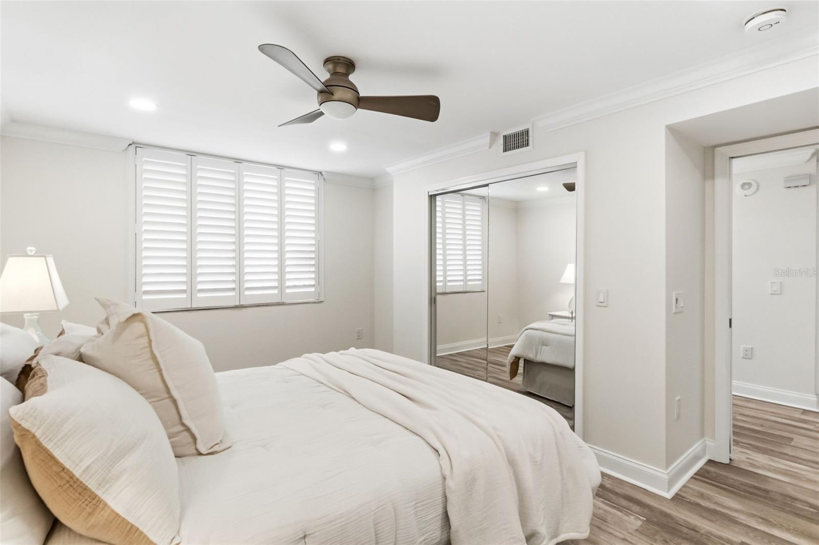 Image 23 of 52 For 5880 Midnight Pass Road 710