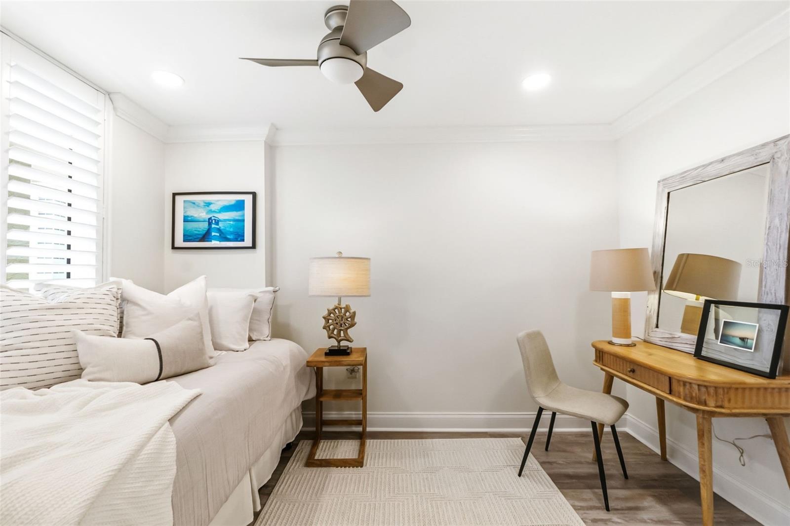 Image 25 of 52 For 5880 Midnight Pass Road 710