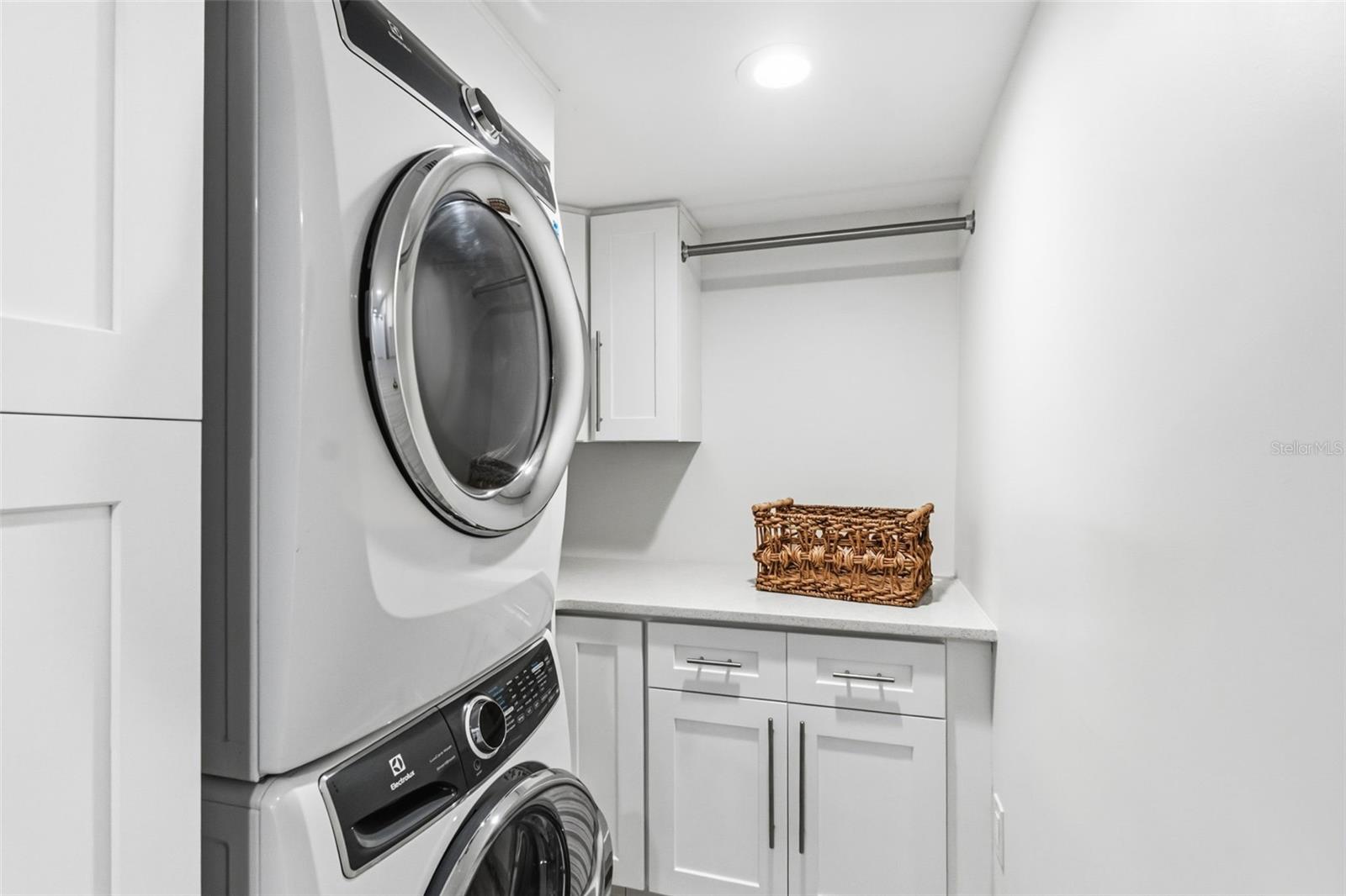 Image 27 of 52 For 5880 Midnight Pass Road 710