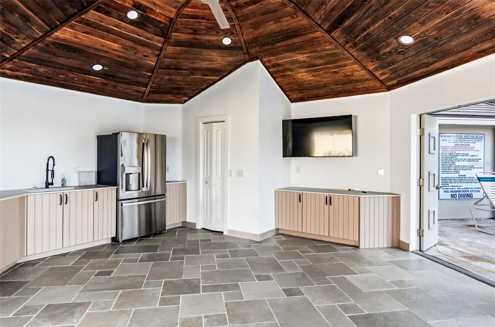 Image 39 of 52 For 5880 Midnight Pass Road 710