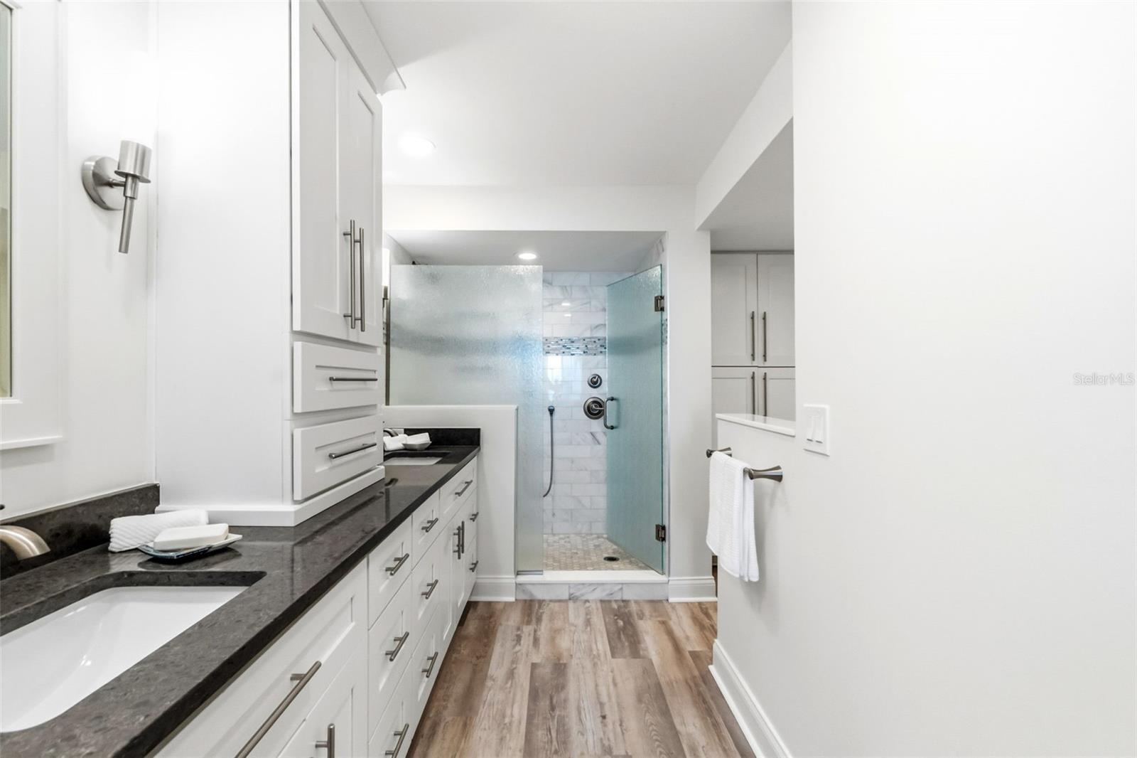 Image 44 of 52 For 5880 Midnight Pass Road 710