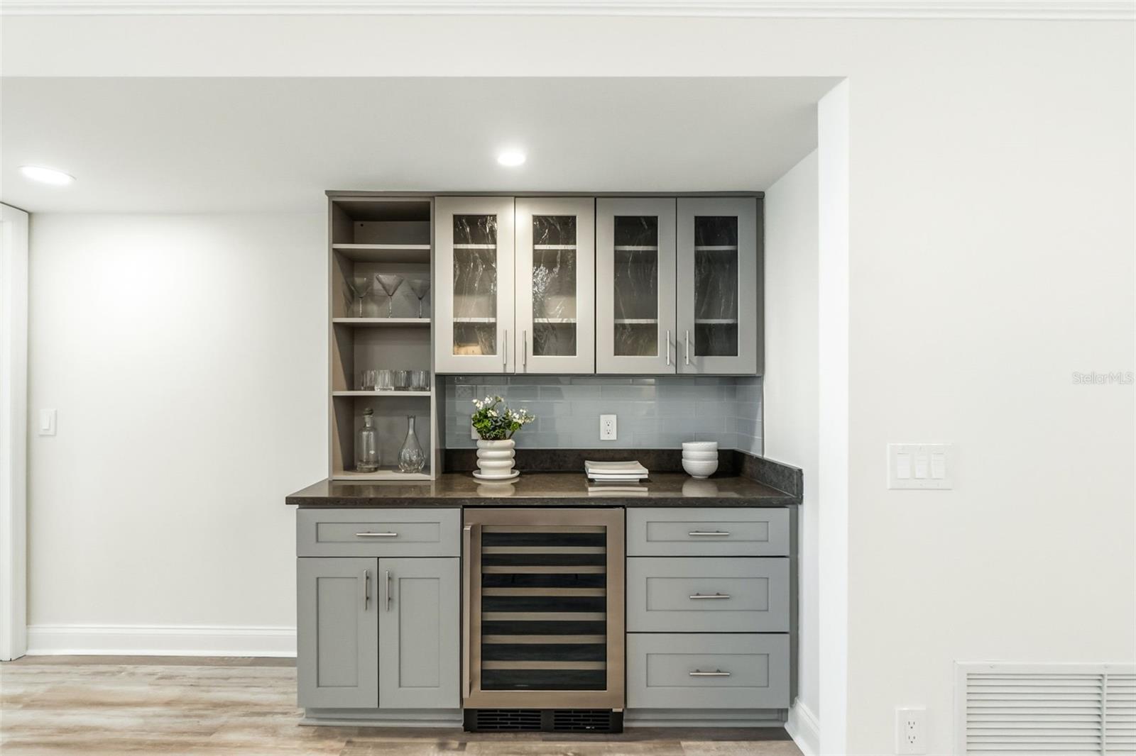 Image 9 of 52 For 5880 Midnight Pass Road 710