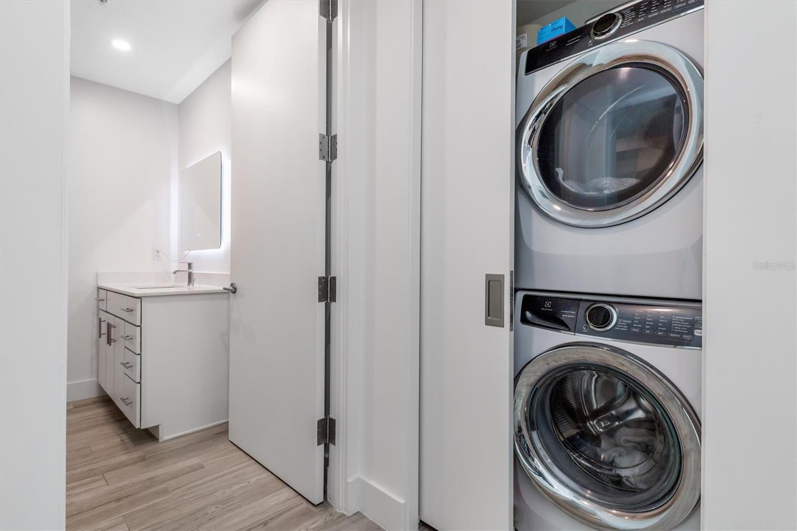 Image 19 of 35 For 332 Cocoanut Avenue 411