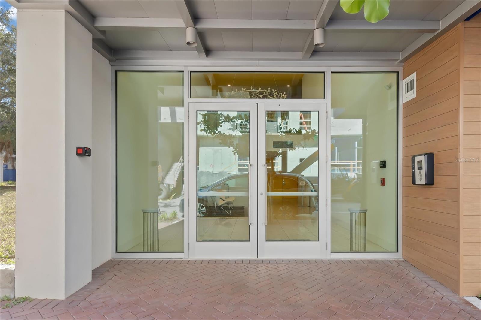 Image 2 of 35 For 332 Cocoanut Avenue 411