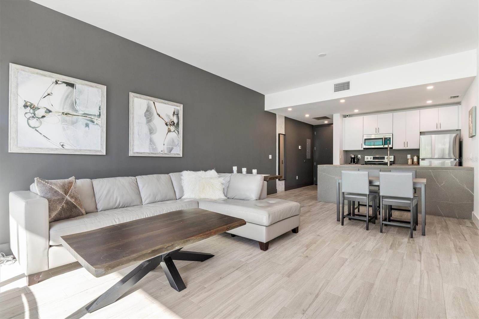 Image 4 of 35 For 332 Cocoanut Avenue 411