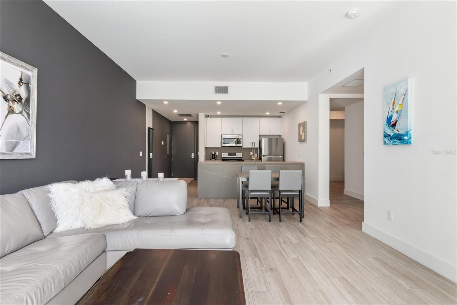 Image 8 of 35 For 332 Cocoanut Avenue 411