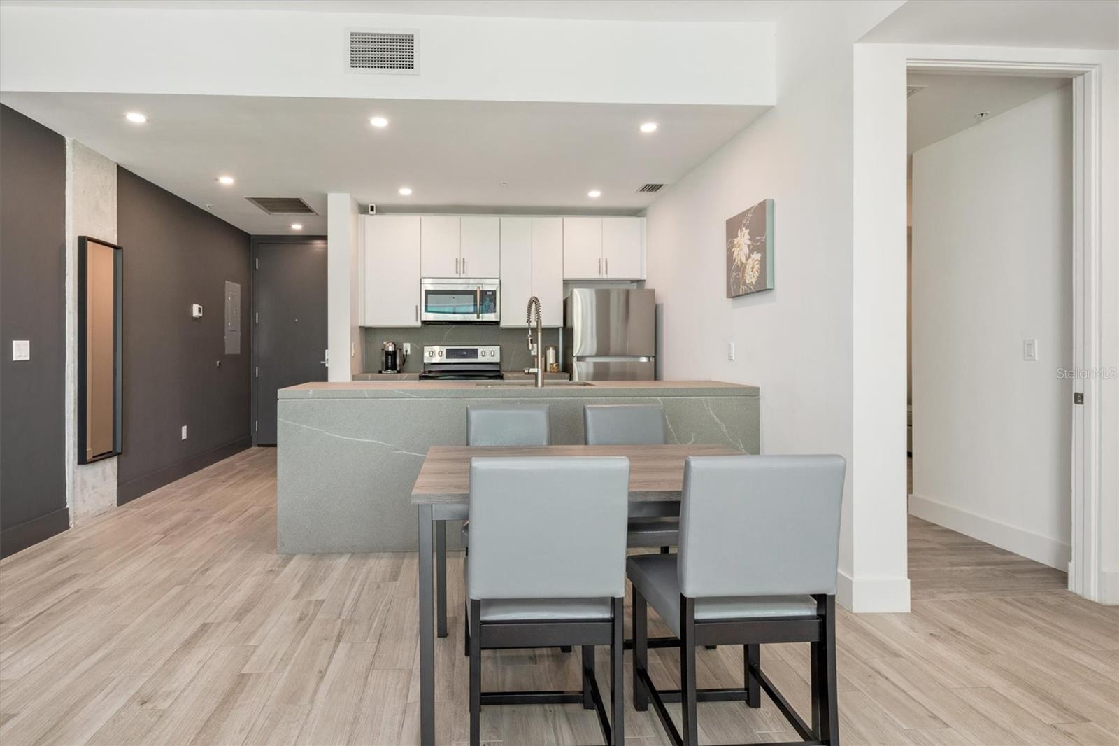 Image 9 of 35 For 332 Cocoanut Avenue 411