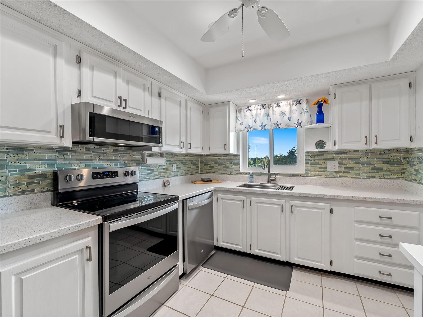 Image 8 of 39 For 3404 Lake Bayshore Drive 315