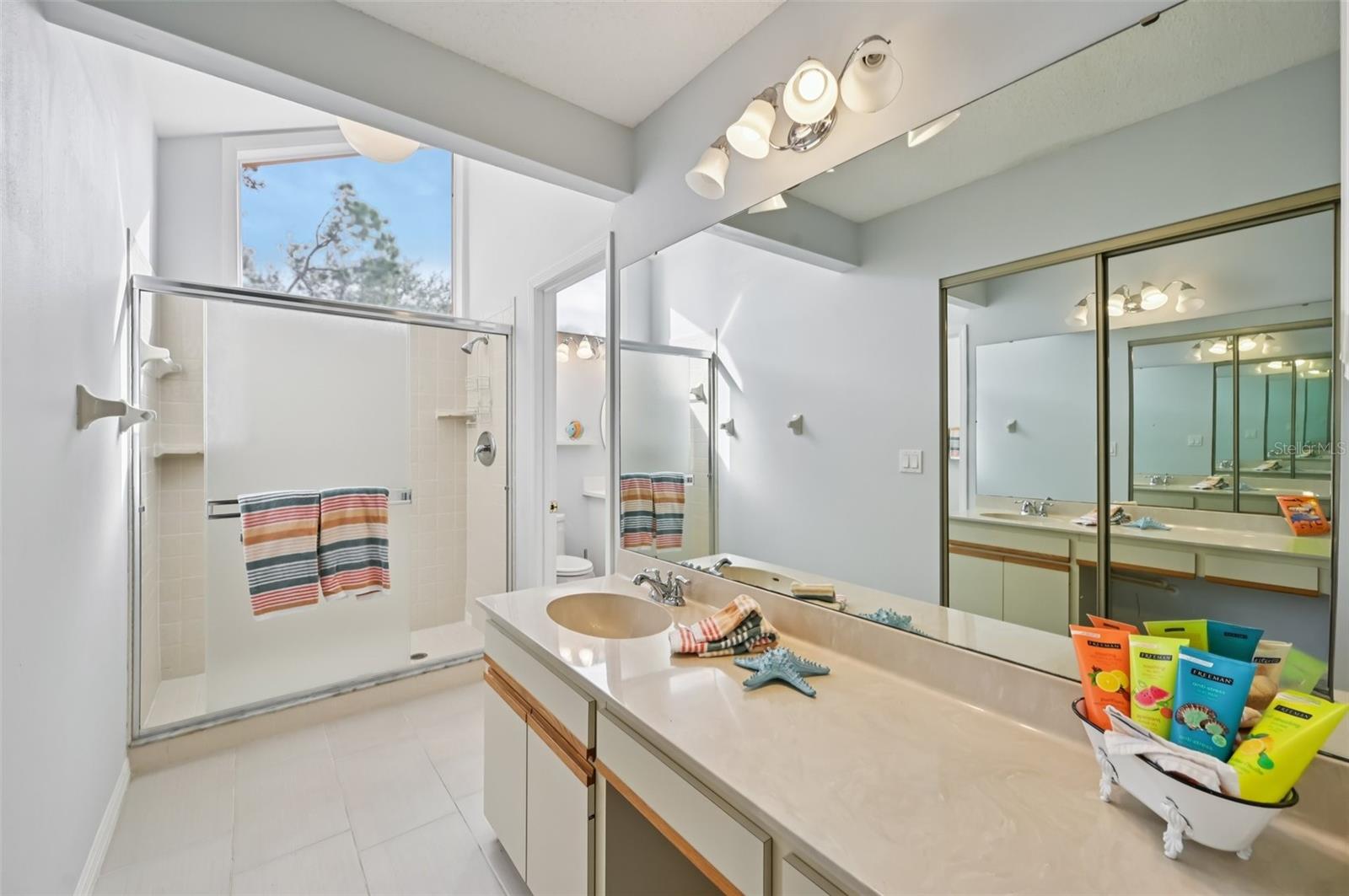 Image 17 of 41 For 227 Southampton Drive 289