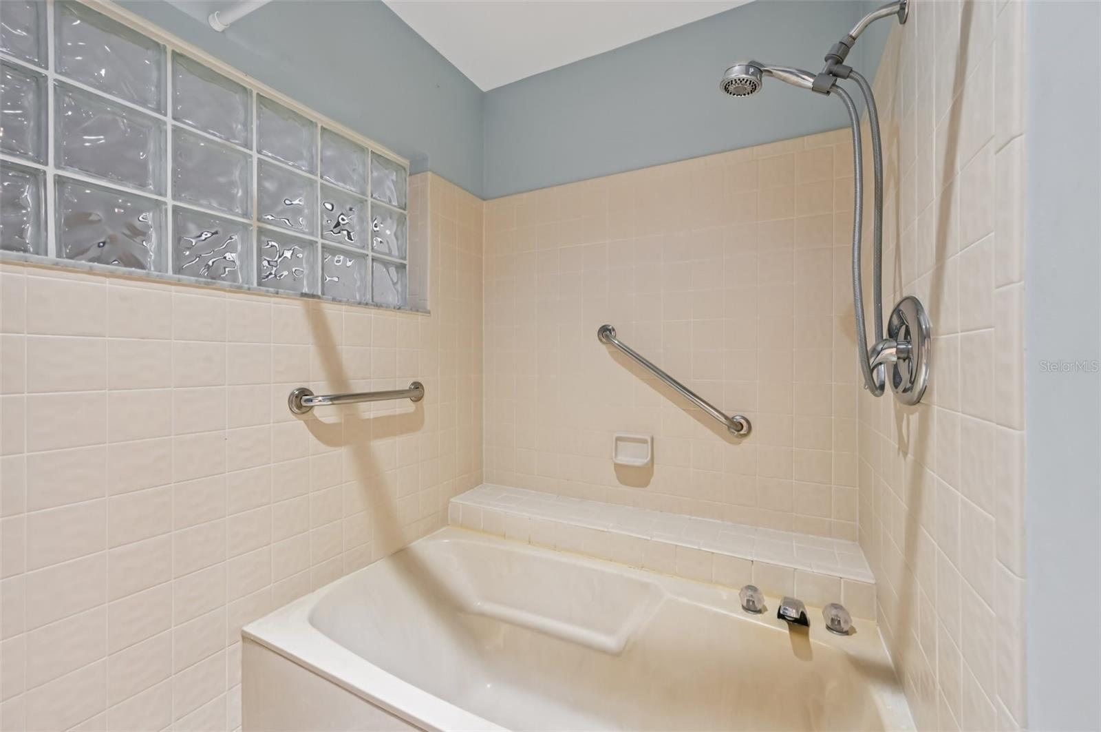 Image 30 of 41 For 227 Southampton Drive 289