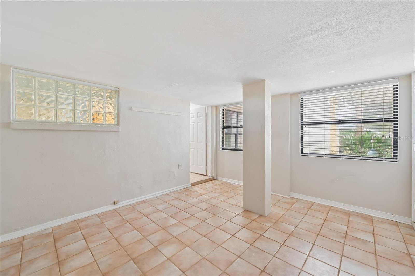 Image 33 of 41 For 227 Southampton Drive 289