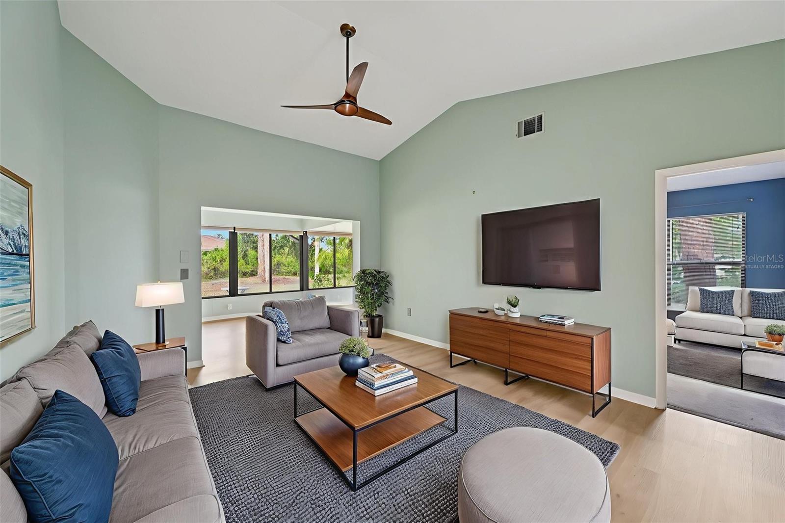 Image 6 of 41 For 227 Southampton Drive 289