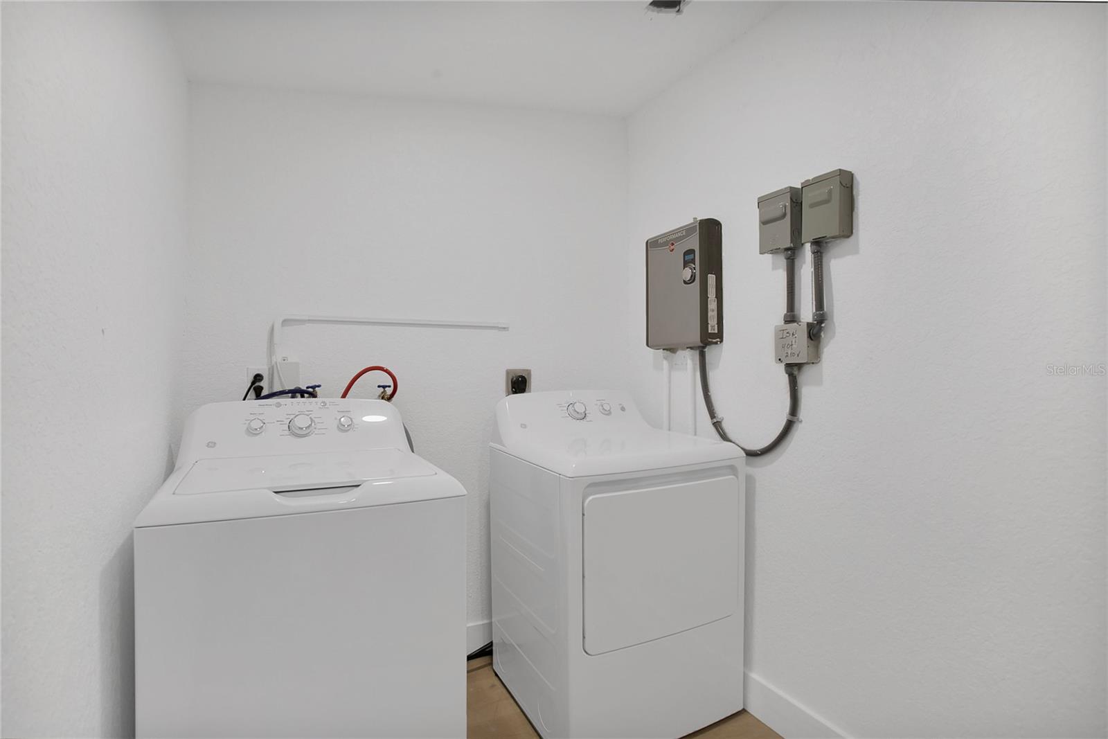 Image 18 of 39 For 1205 Highland Street S