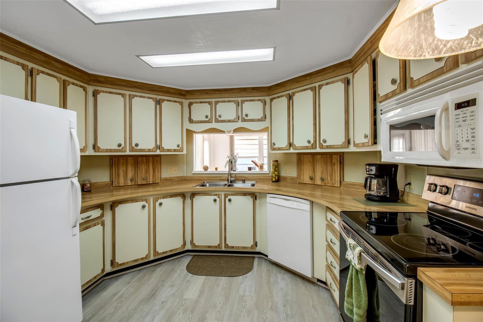 Image 2 of 30 For 5619 Bayshore Road 160